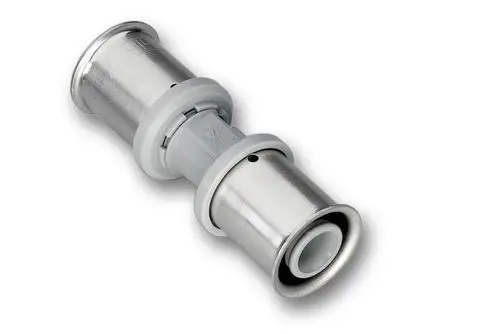 Kupplung von Roth mit einem metallischen Gehäuse und weißen Kunststoffelementen, die für die Verbindung von Heizungs- oder Kühlleitungen verwendet wird.
